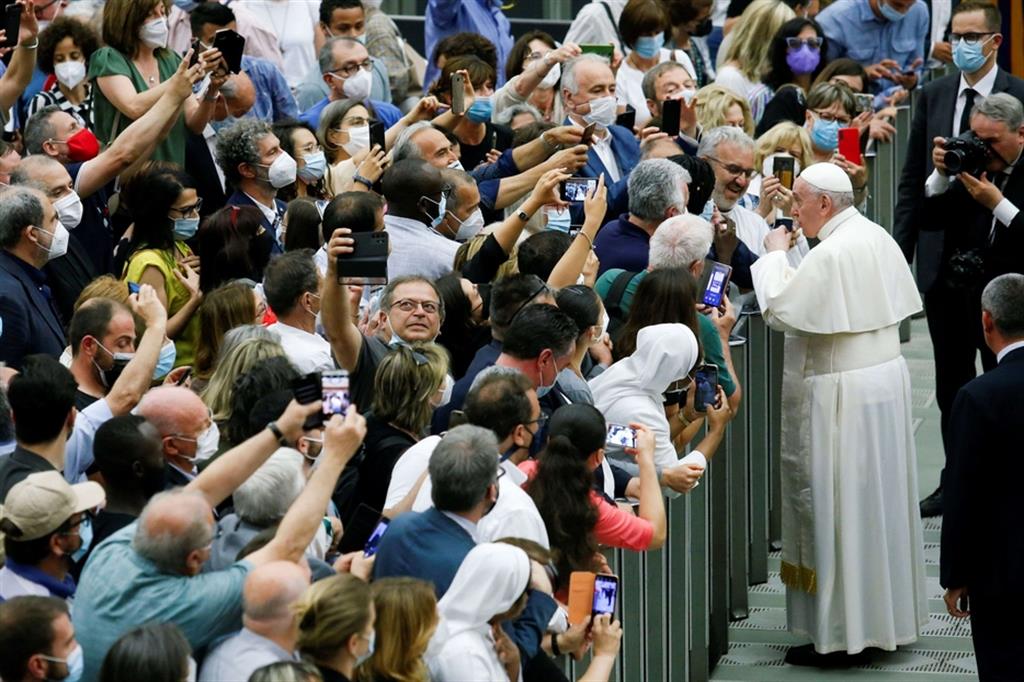 Il saluto di papa Francesco a operatori e volontari Caritas durante l’udienza a Roma.