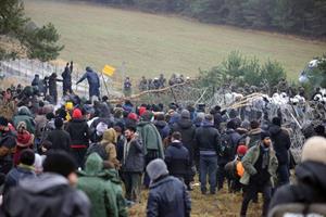 I profughi sfondano la barriera: 50 arresti in Polonia. Appello dei vescovi