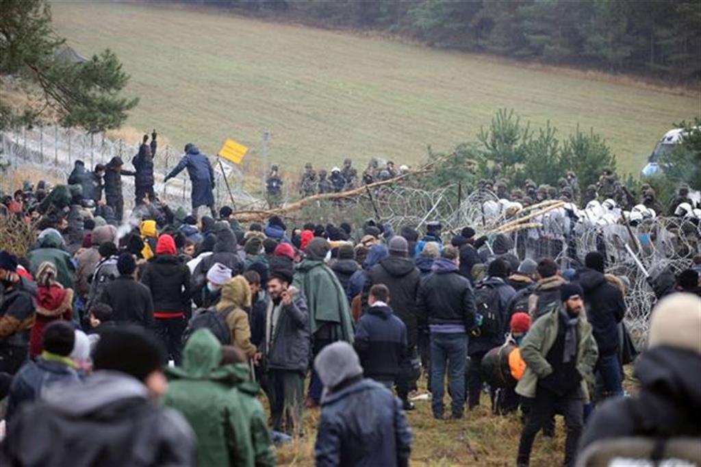 Un gruppo di migranti tenta di forzare la barriera  dalla Bielorussia alla Polonia, nella regione di Grodno