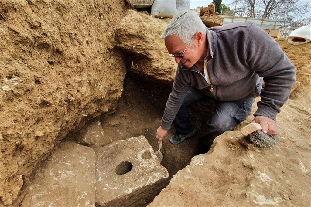 L'archeologo Yaakov Billig della Israel Antiquities Authority con il gabinetto di 2.700 anni fa ritrovato a Gerusalemme