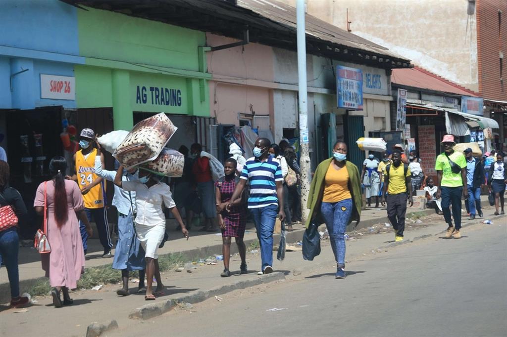 Un’affollata via di Harare, in Zimbabwe