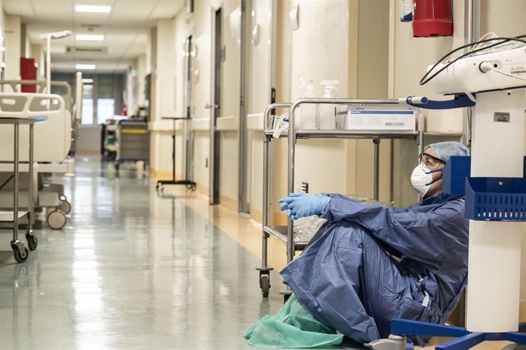 Un medico durante la pandemia di Covid-19 all’ospedale di San Salvatore di Pesaro (foto seconda classificata al concorso “Picture of the Year 2020” di Wikimedia Commons)