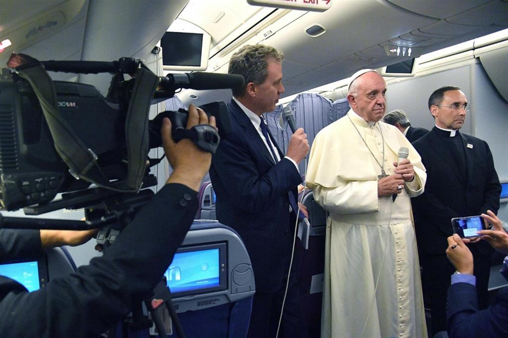 Il Papa a colloquio con i giornalisti sull'aereo al ritorno da uno dei suoi viaggi apostolici