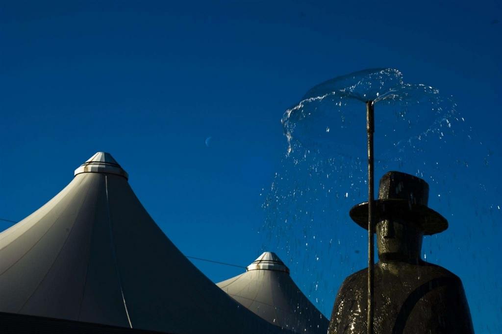 Un particolare dell'Uomo della Pioggia, fontana realizzata a Firenze dall'artista francese Jean Folon