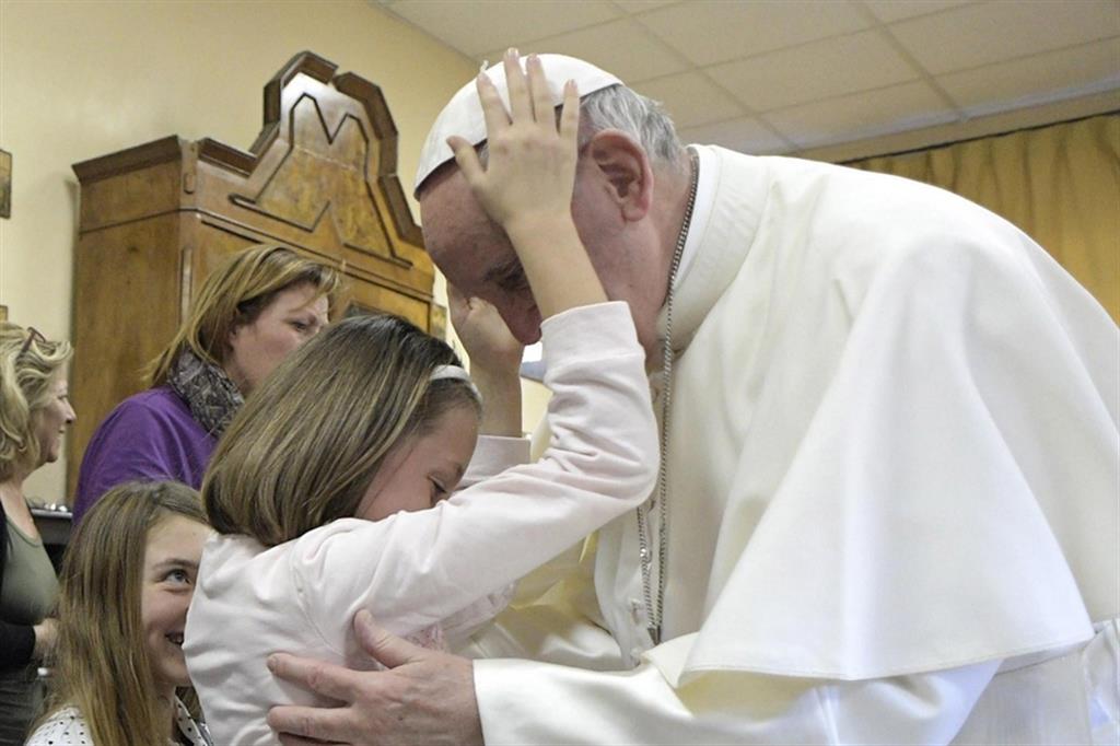 Il Papa abbraccia una bambina non vedente durante una visita al Centro Sant'Alessio Margherita di Savoia a Roma il 31 marzo 2017