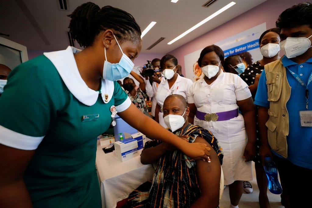 Vaccinazioni anti-Covid in Ghana, primo Paesi africane a ricevere dosi gratuite dall'iniziativa Covax, rifiutate invece dalla Tanzania
