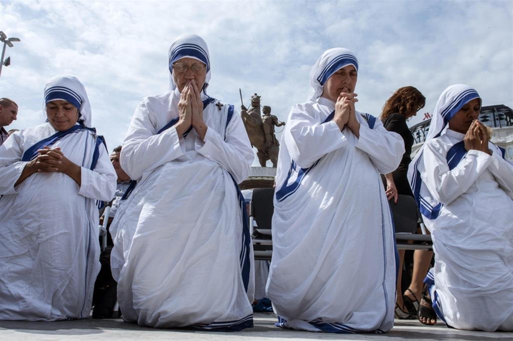 Suore di Madre Teresa in preghiera