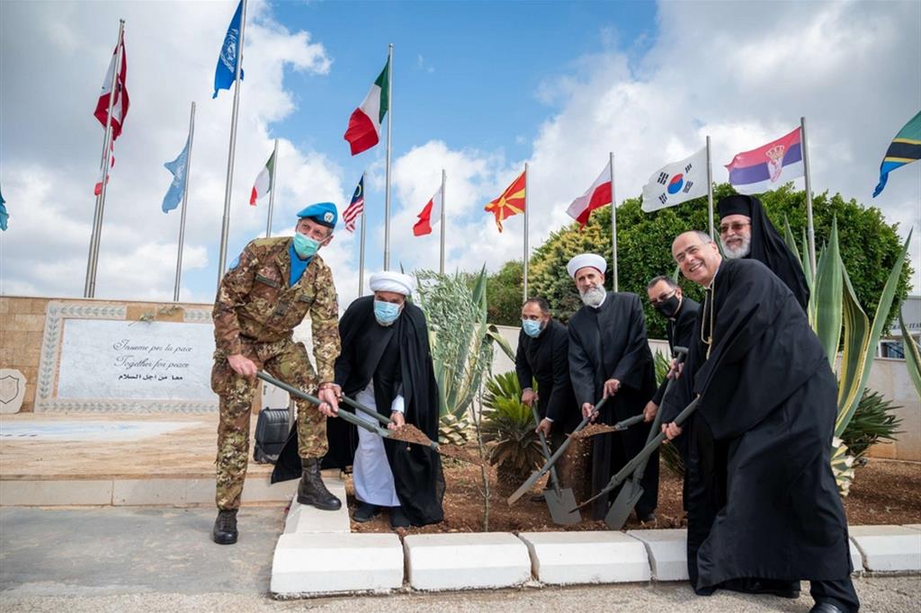 I leader religiosi del Sud Libano piantano un albero di ulivo nella base di Shama