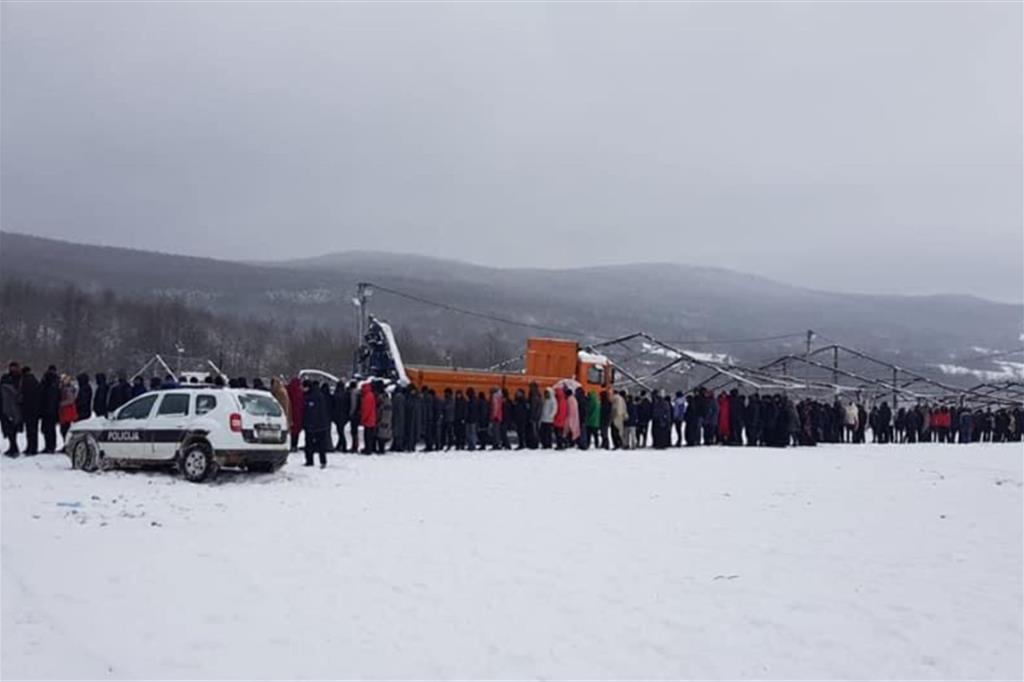 Migranti in coda al gelo in Bosnia