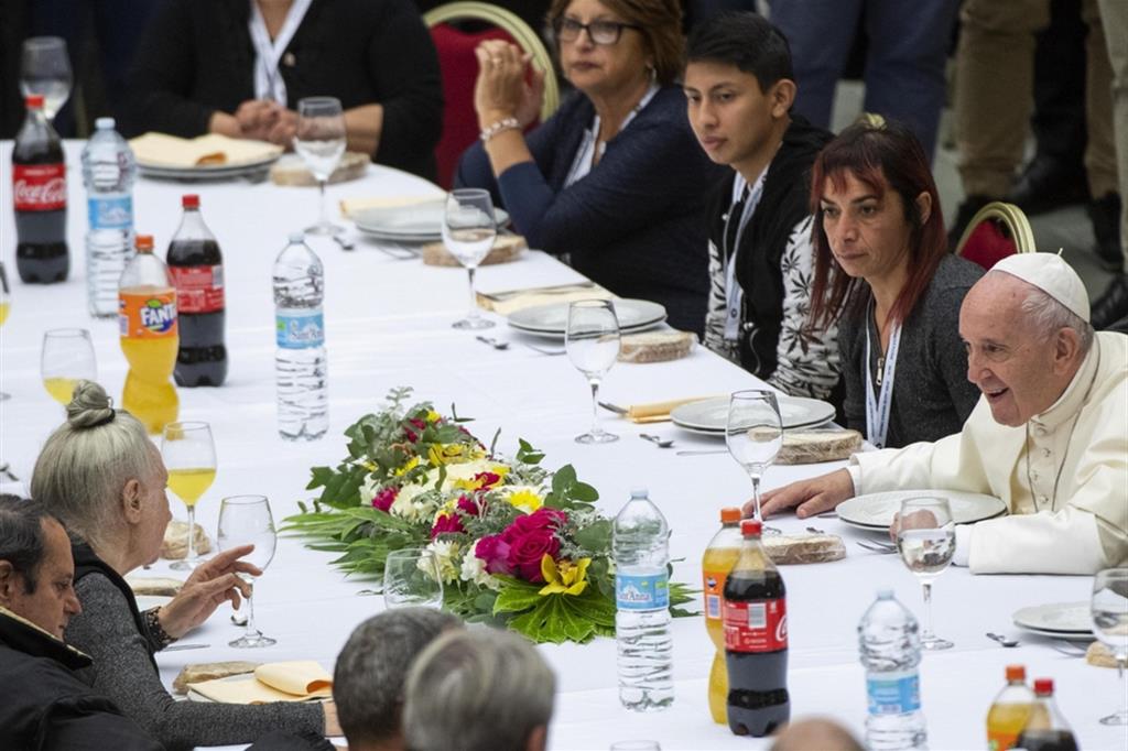 Papa Francesco a pranzo con un gruppo di poveri nel novembre del 2019