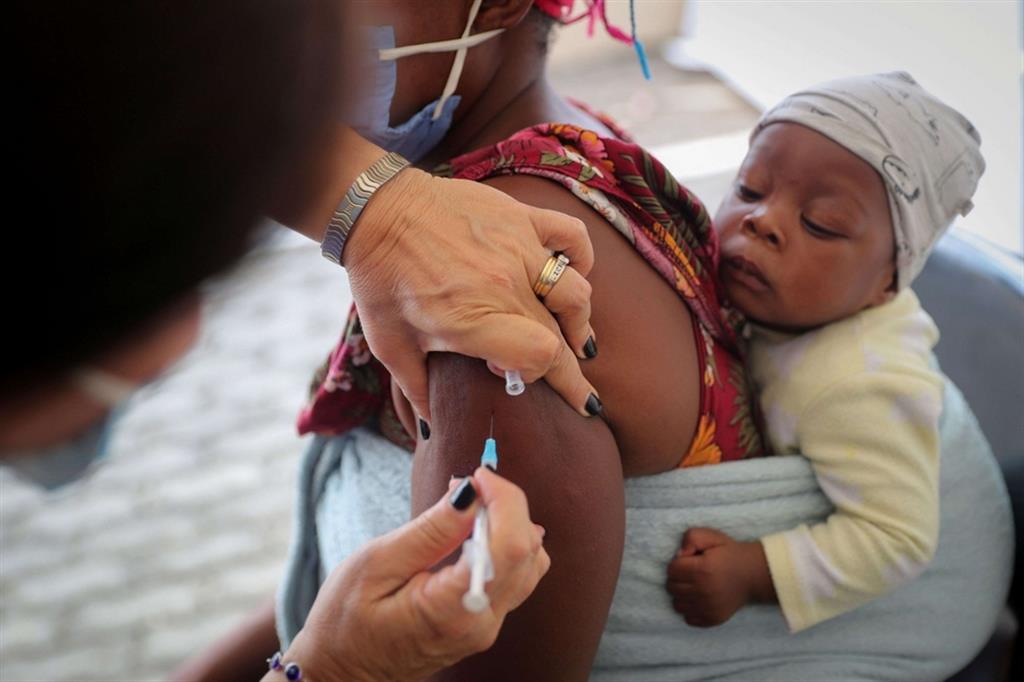 Vaccinazioni anti-Covid in corso a Johannesburg, in Sudafrica