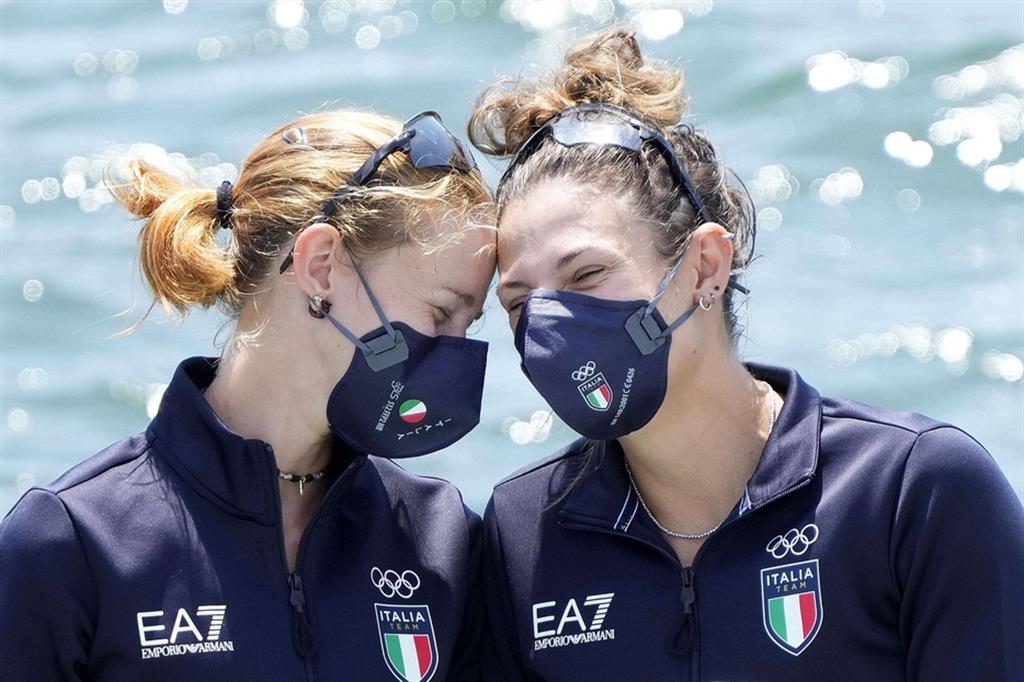 Valentina Rodini e Federica Cesarini, medaglia d'oro nei doppio femminile pesi leggeri di canottaggio