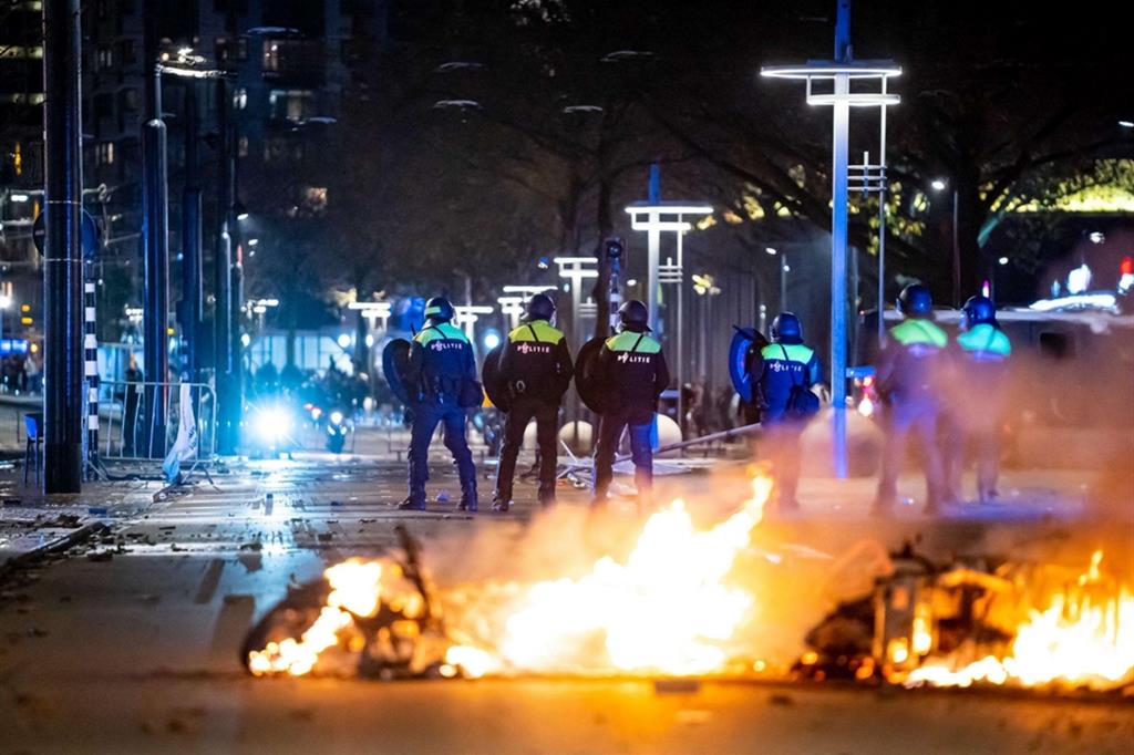 Gli incendi appiccati dai manifestanti nel centro di Rotterdam in Olanda