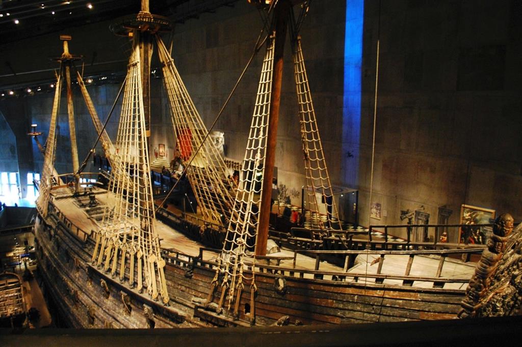 Lo scafo del Vasa, affondato nel 1628 e recuperato nel 1661, ricostruito e restauro nel Vasamuseet a Stoccolmae