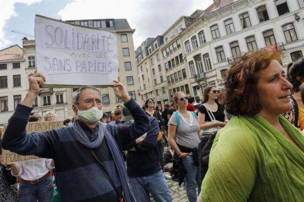 Un corteo di solidarietà con i sans papiers nelle strade di Bruxelles