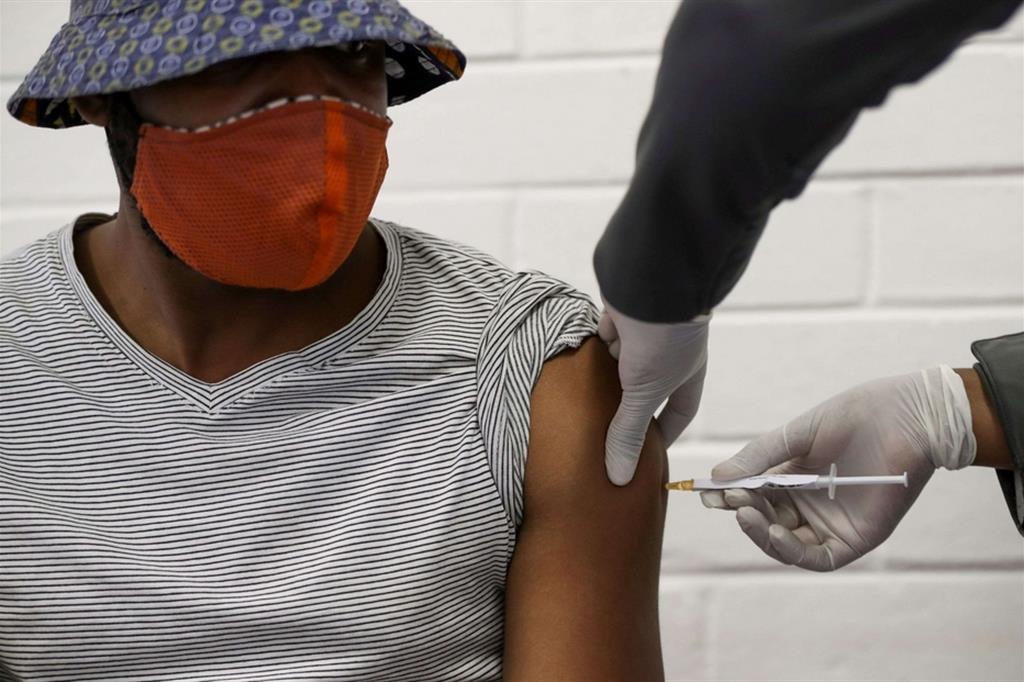 La somministrazione del vaccino a Soweto, in Sudafrica