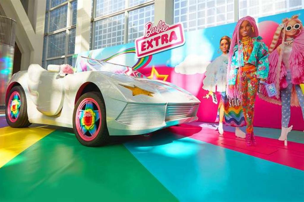 La Fiat 500e dedicata alla Barbie esposta al Salone di Los Angeles