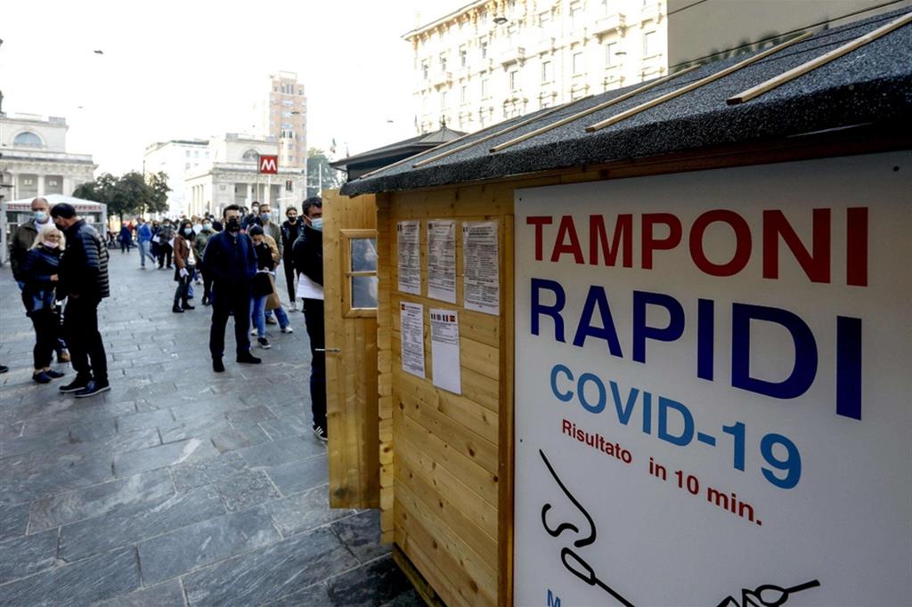 Persone in coda per il test del tampone rapido davanti a una farmacia in Porta Venezia, a Milano
