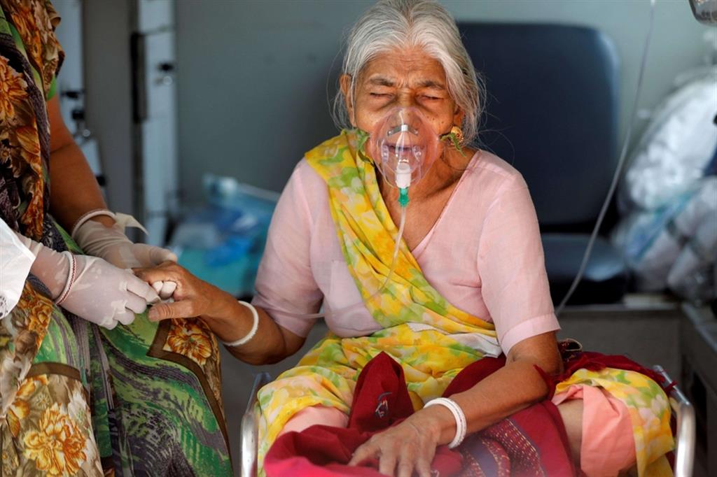 Lilaben Gautambhai Modi, 80 anni, attende in ambulanza di essere ammessa all'ospedale di Ahmedabad, in India, 5 maggio