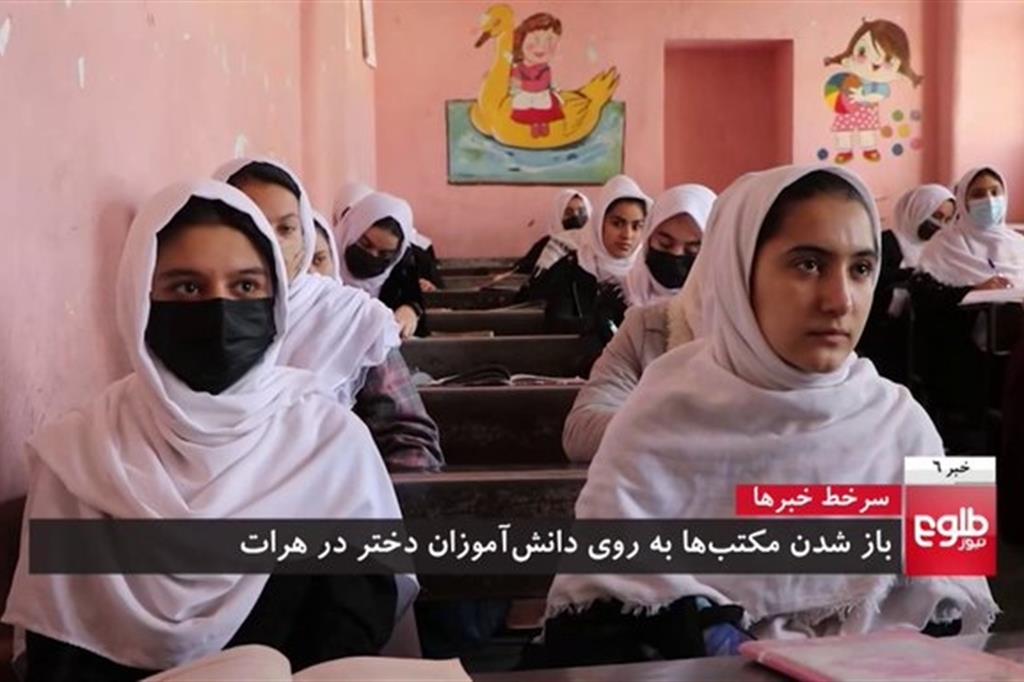 Una classe di ragazze in una scuola superiore afghana