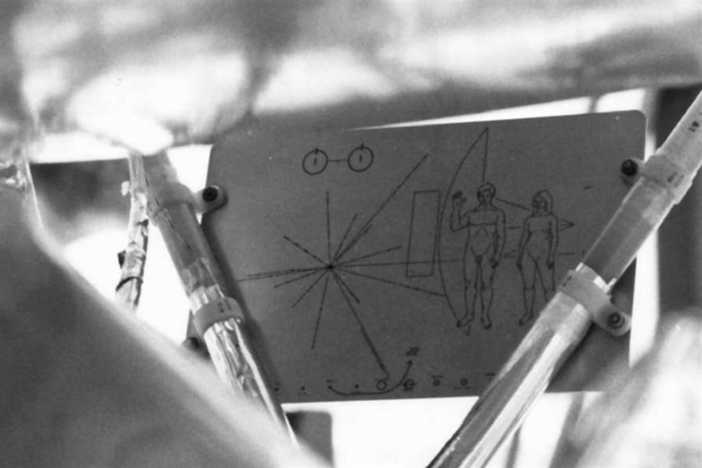 La placca attaccata al Pioneer 10 nel 1972 con alcune informazioni sull'uomo rivolte a eventuali intelligenze extraterrestri