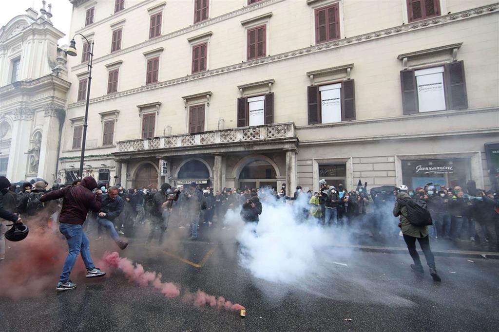 Un momento degli scontri a Roma durante la manifestazione dei commercianti