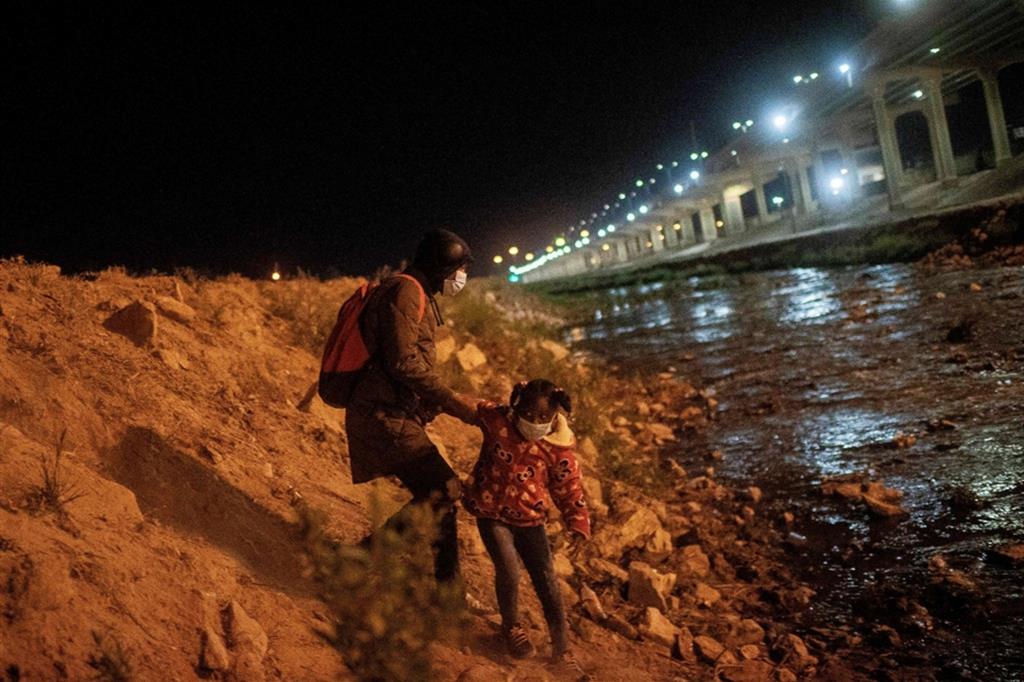 Una mamma con la sua bambina cerca di attraversare il Rio Bravo tra Ciudad Juarez, in Messico, a El Paso, negli Stati Uniti - Afp
