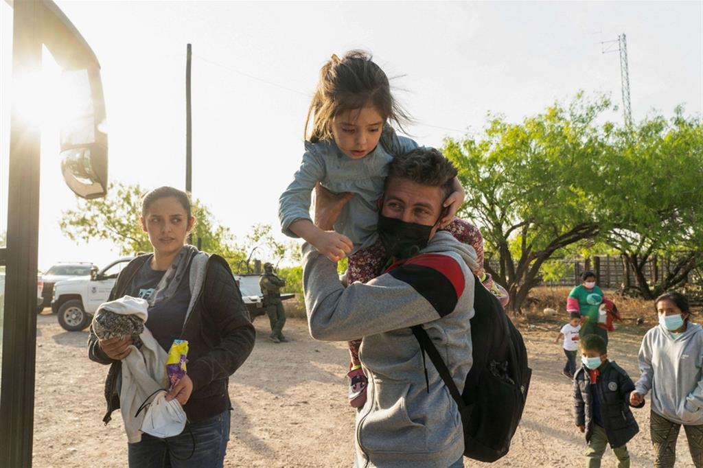 Ugo, honduregno, e la sua piccola Melsela, di tre anni, ce l'hanno fatta: hanno attraversato il Rio Bravo e ora salgono sull'autobus della Border Patrol che li porterà negli Stati Uniti. - Reuters
