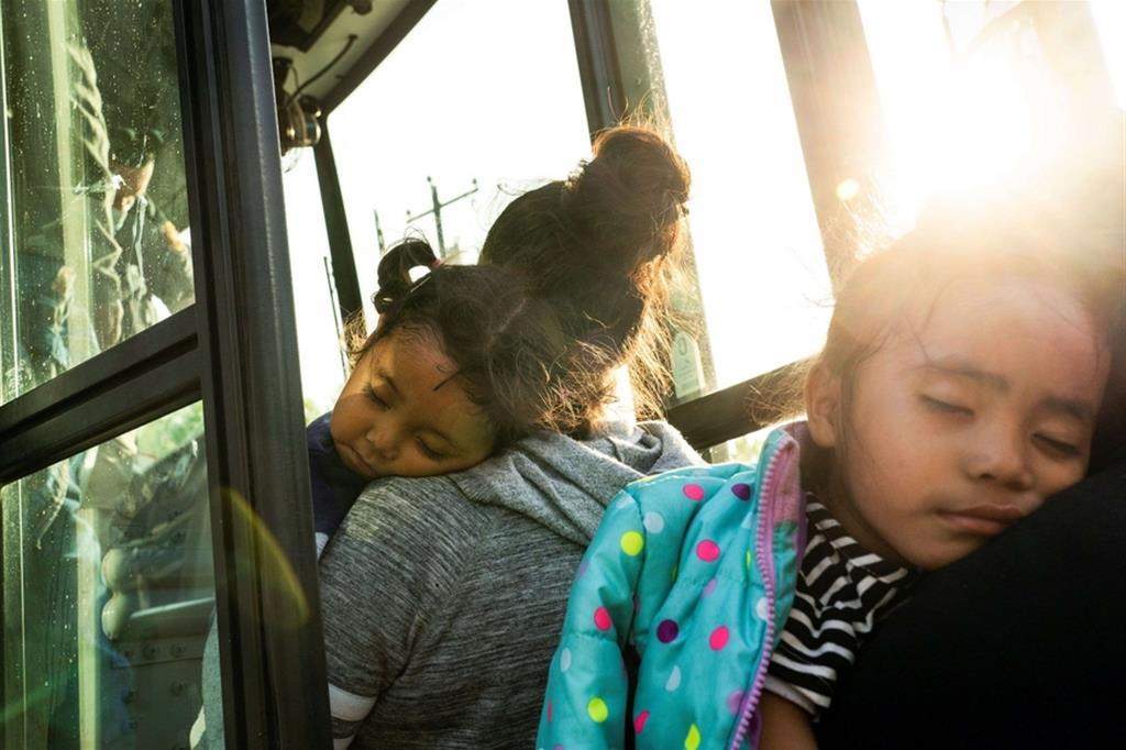 Partite dall'Honduras, e dopo aver attraversato il Rio Bravo, Larita, due anni, e Lidia, 3 anni, dormono tra le braccia delle loro mamme sul bus della Border Patrol che le accompagna negli Stati Uniti. - Reuters