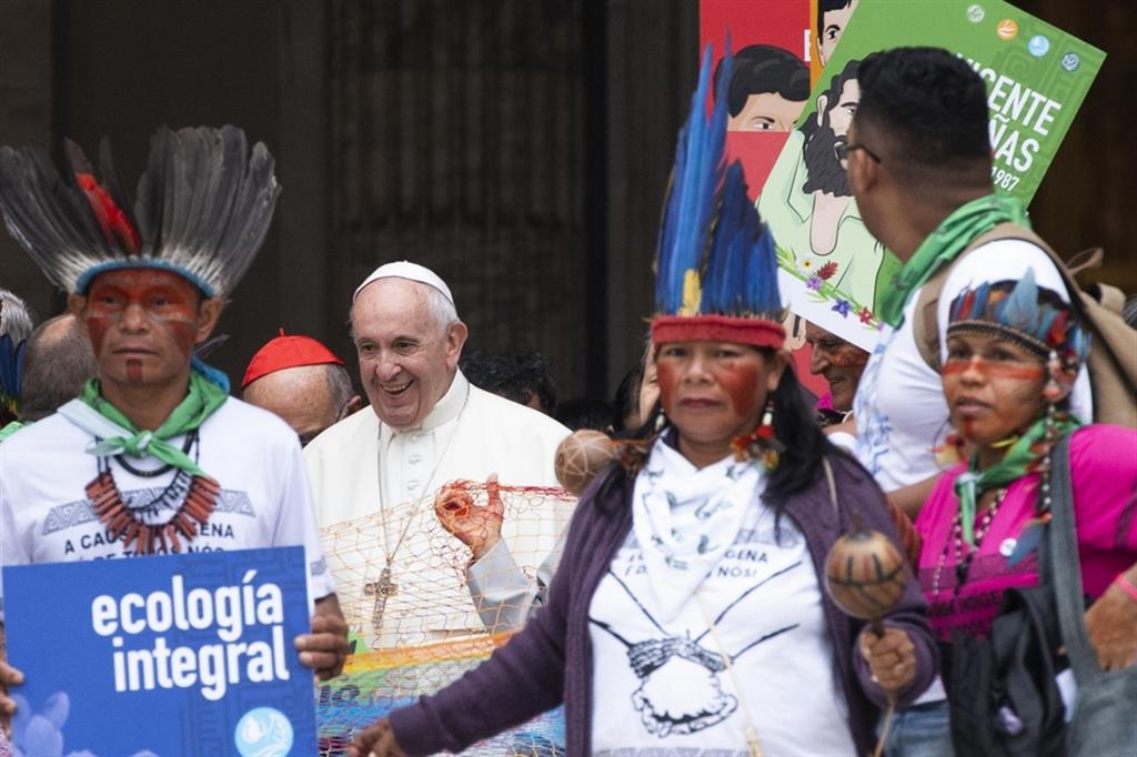 Il Papa con un gruppo di indigeni dell'Amazzonia durante il Sinodo del 2019