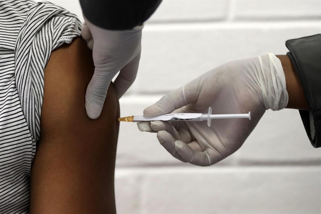 Africa, vaccini fino all'ultimo miglio. Il Cuamm: «Non sprechiamo le dosi»