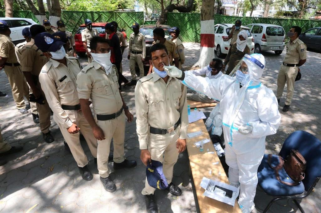 Personale sanitario effettua tamponi ai poliziotti a Bhopal