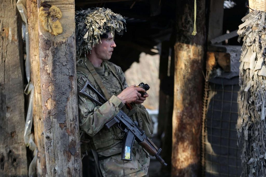 Militare ucraino in trincea lungo la linea di confine a Horlivka, Donetsk