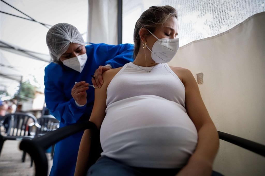 Iss: sì alla terza dose di vaccino per donne in gravidanza o che allattano