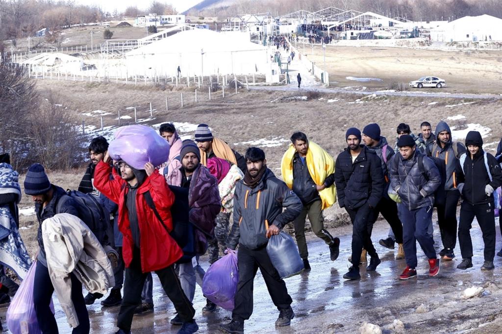 Migranti si spostano dal campo bruciato di Lipa, in Bosnia, il 29 dicembre 2020