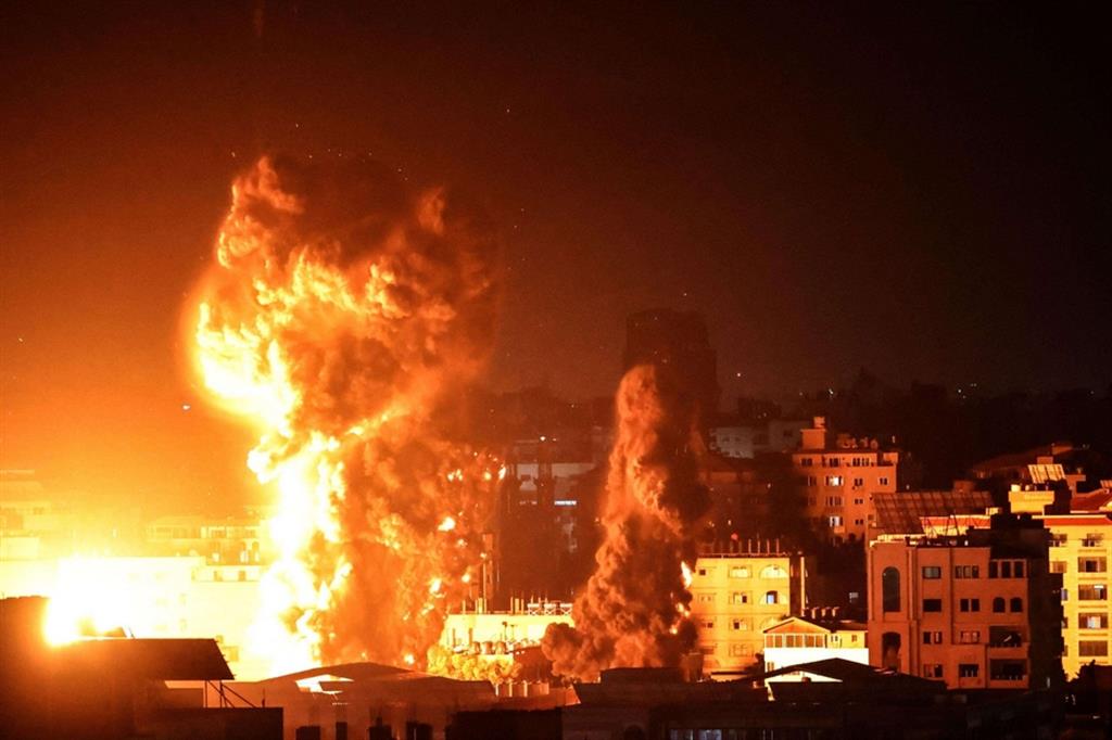 Notte di fuoco su Gaza, alba di allarme in Israele