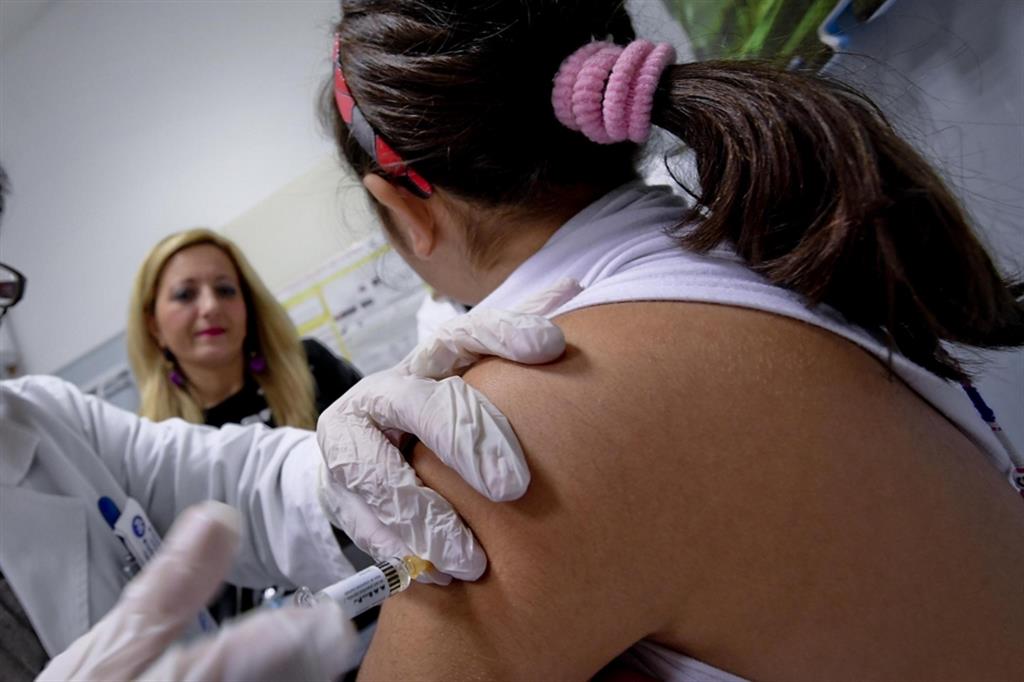 Vaccinazione su una bambina