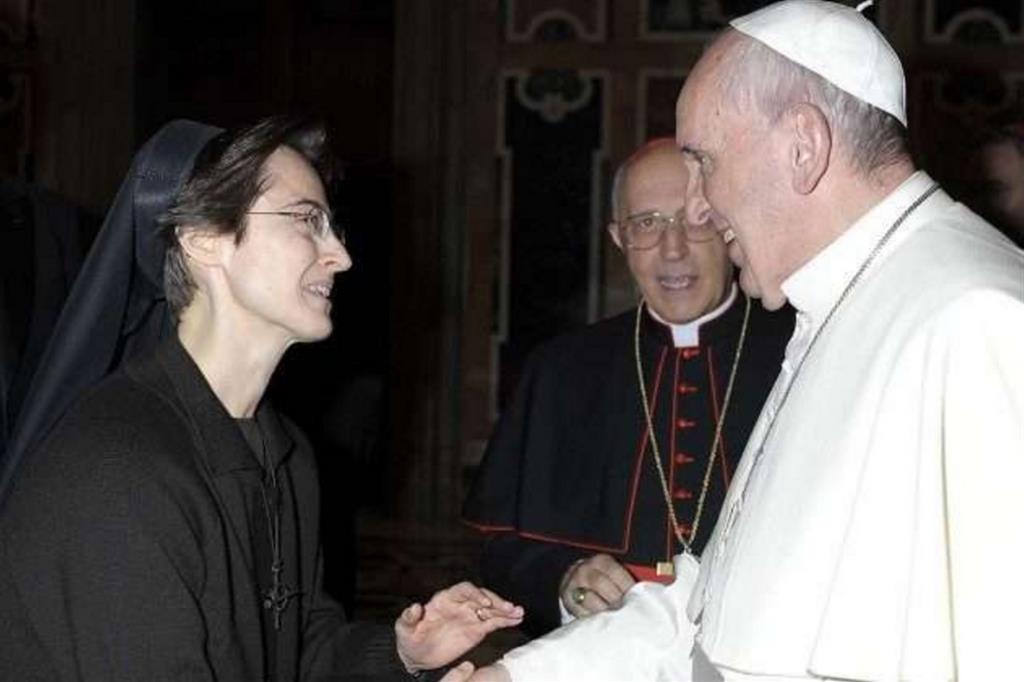Suor Raffaella Petrini insieme al Papa in una foto d'archivio