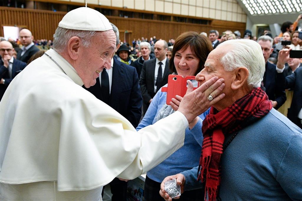 Papa Francesco incontra un anziano il 15 gennaio 2020