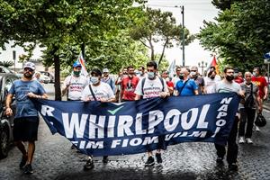 Whirlpool annuncia l'avvio dei licenziamenti a Napoli. L'ira dei sindacati