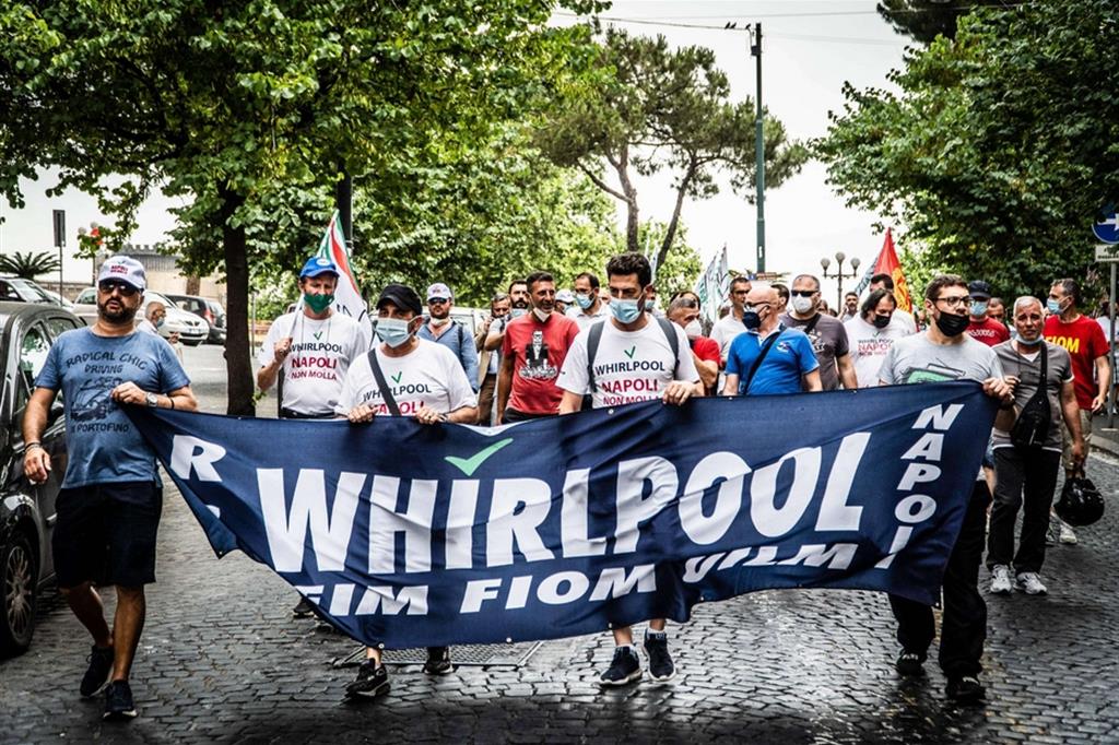Lavoratori in protesta fuori dalla Regione Campania
