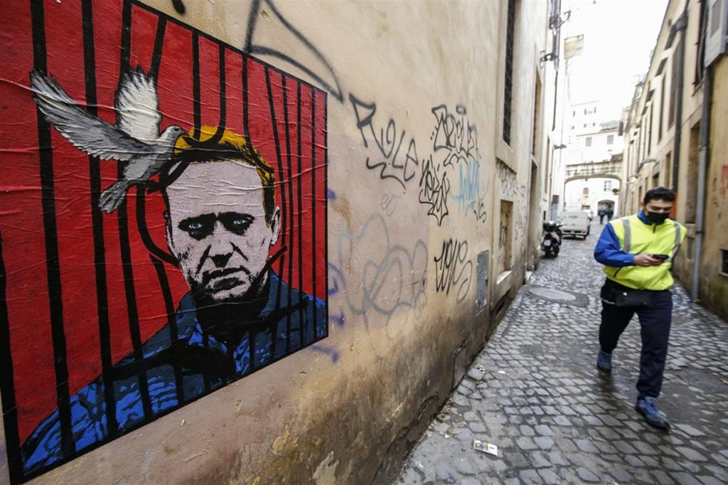 Un murales per Navalny nel centro di Roma