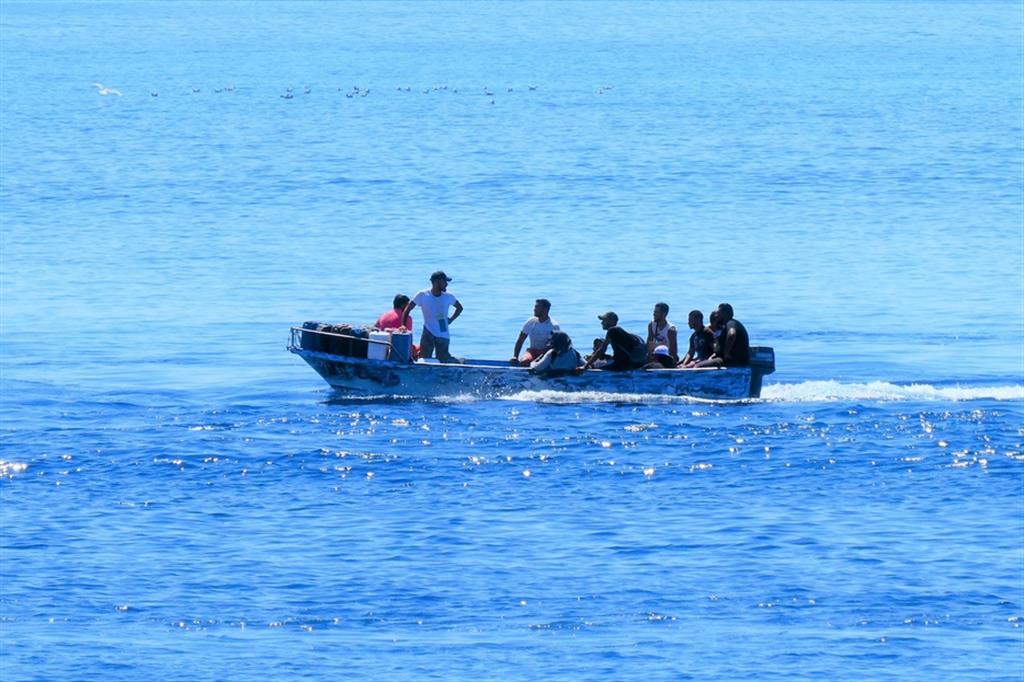 Un barchino di migranti nel Mediterraneo, in una foto d'archivio