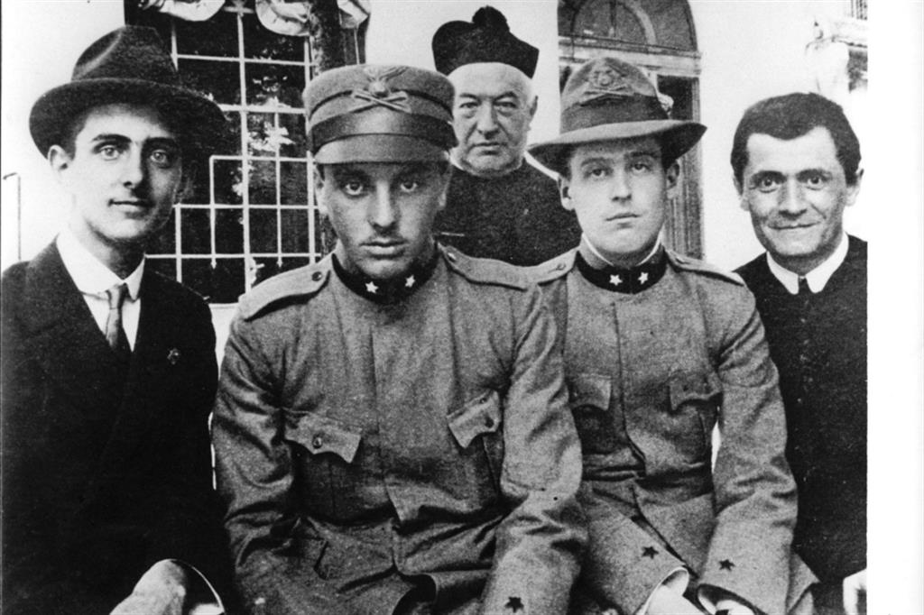 1916: un 19enne Montini (il primo a sinistra) con alcuni amici in partenza per il fronte