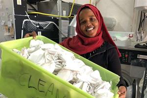 Sull'isola di Lesbo una lavanderia speciale che aiuta i migranti