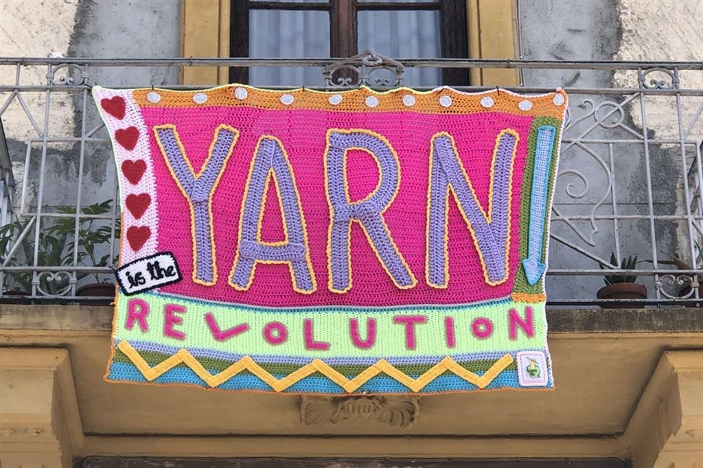 Il fenomeno Yarn Bombing, la città lavorata all'uncinetto