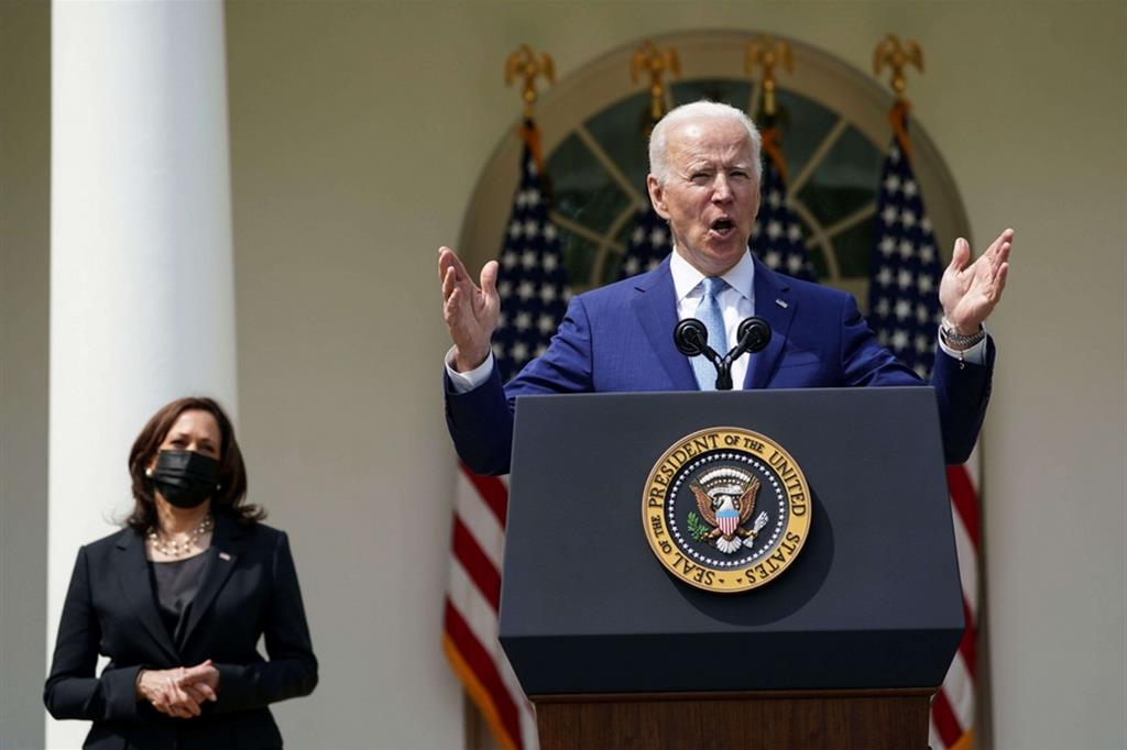 Il presidente Joe Biden  e la vice Kamala Harris alla Casa Bianca. Insieme hanno presentato una serie di norme per  il controllo delle armi
