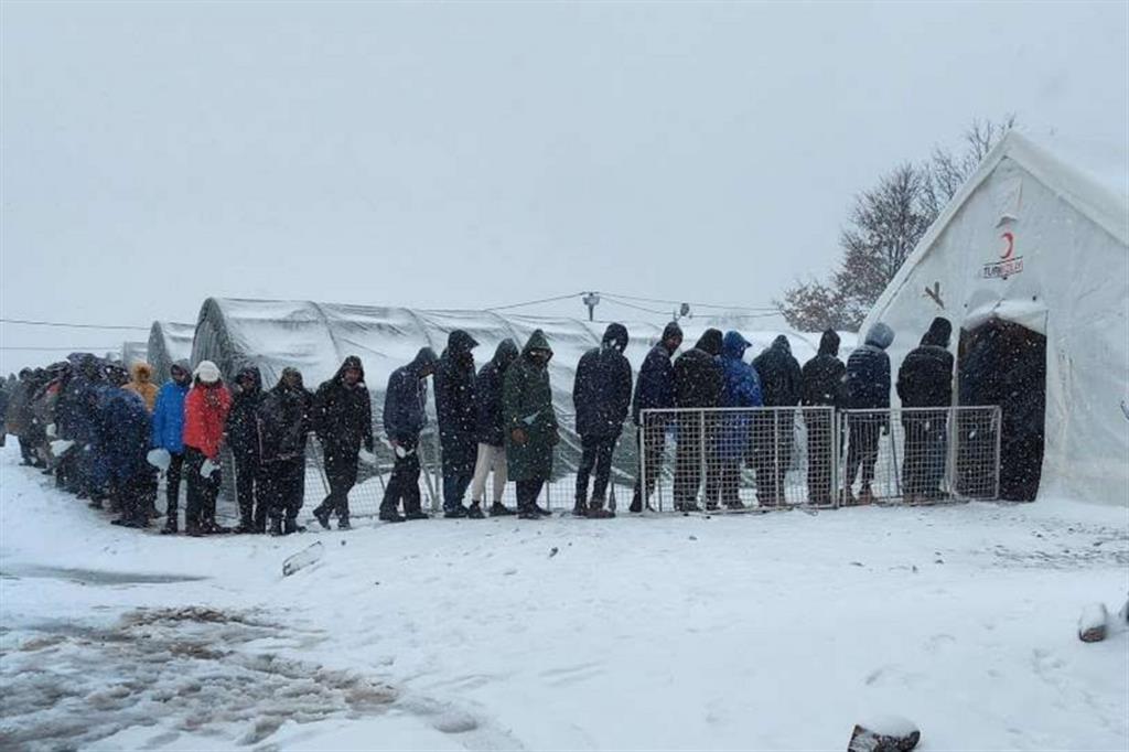 In fila per il cibo nel campo di Lipa, in Bosnia