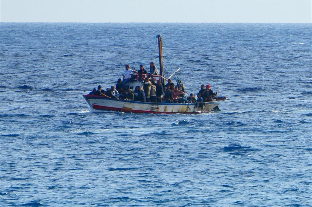 Migranti in mare in un'immagine d'archivio
