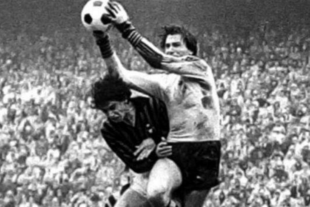 Ivano Bordon, portiere dell’Inter degli anni ’70-’80, in presa alta in un derby con il Milan